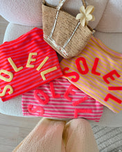 Charger l'image dans la galerie, T-shirt Soleil à inscriptions corail