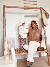 Charger l&#39;image dans la galerie, Sweat « cool mom club » noisette